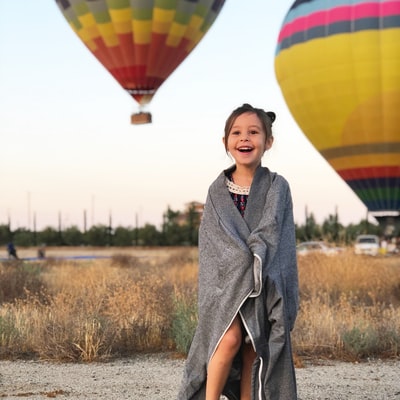 以热气球为背景的灰色围巾女孩的选择性聚焦摄影